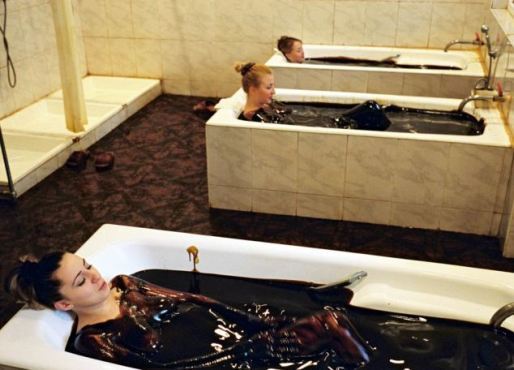 아제르바이잔 상류층의 피부미용법 '원유 목욕'