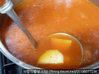 막 끓여도 맛있네? 들어는봤나, 고추장미역감자찌개 >_