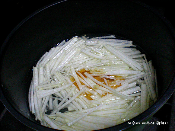 국과 반찬을 한방에 해결-간편요리 무우나물^^