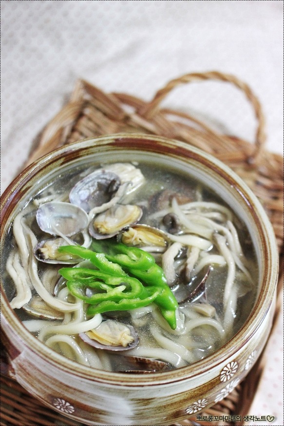 [바지락 버섯칼국수]시원한 국물맛에 반하는 바지락 버섯칼국수