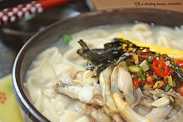 한입 넣으면 맨정신 실종-맛조개 손칼국수..