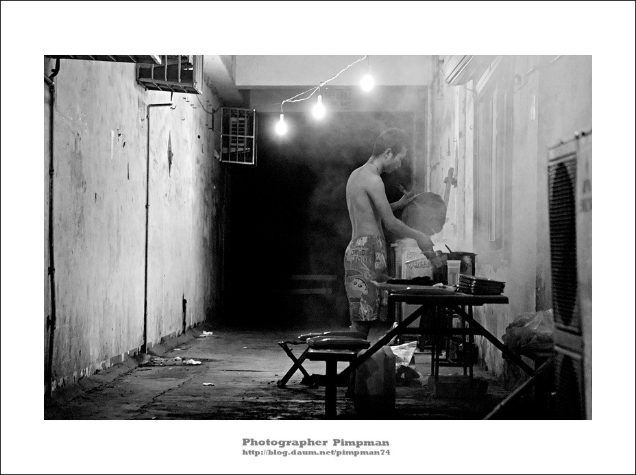 2010-08-14~21(중국 출사여행) 08-20 일곱째날 - 5  청도 어느 꼬치집에 꼬치굽는 청년