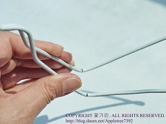 처치 곤란한 세탁소 옷걸이를 구부려 만든 각티슈 걸이~