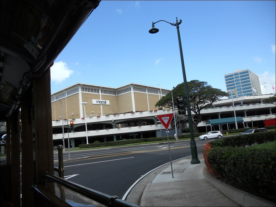 하와이/ 호놀룰루 시내를 트롤리 버스를 타고 관광하다.