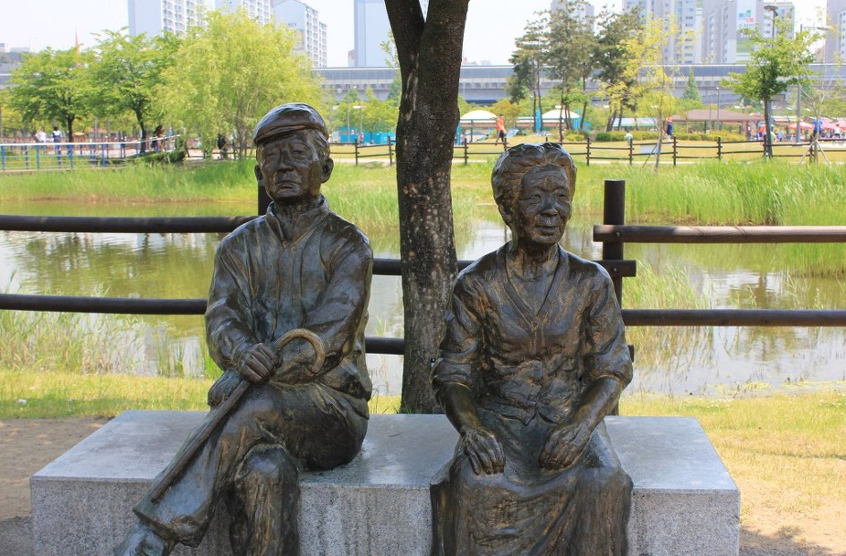 부천 상동호수공원의 노부부 상 앞에서   (20150525)
