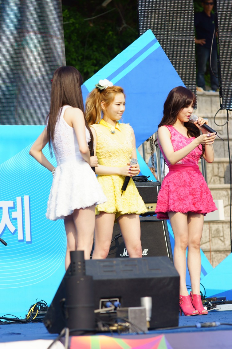 [PIC][25-05-2013]TaeTiSeo biểu diễn tại "Kyungbok Alumni Festival" ở trường THPT Kyungbok vào chiều nay 230F7C3351A0BA6D0C09D3
