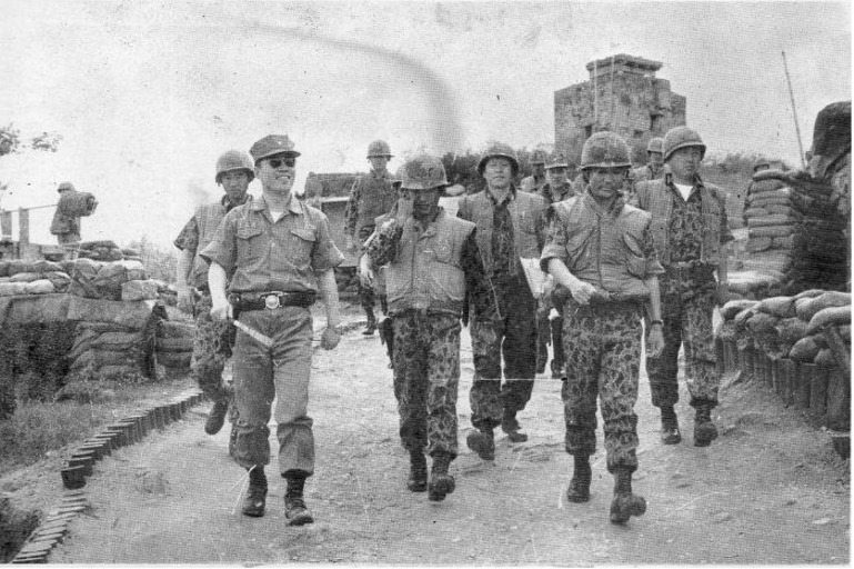 청룡2대대6중대 방석에서(1971)