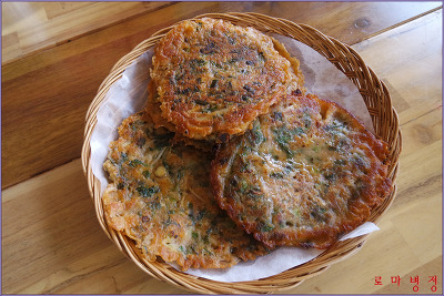 냉장고 비우기로 갈비찜에 냉이전을 부치고 달래를 무치고 장아찌도 담급니다. 
