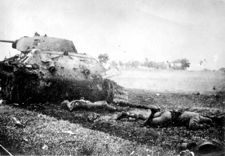 소련군 1941모델 T-34/76 전차 승무원들의 사체- Soviet Red Army 1941 Model T-34/76 Tank Crew dead Body 