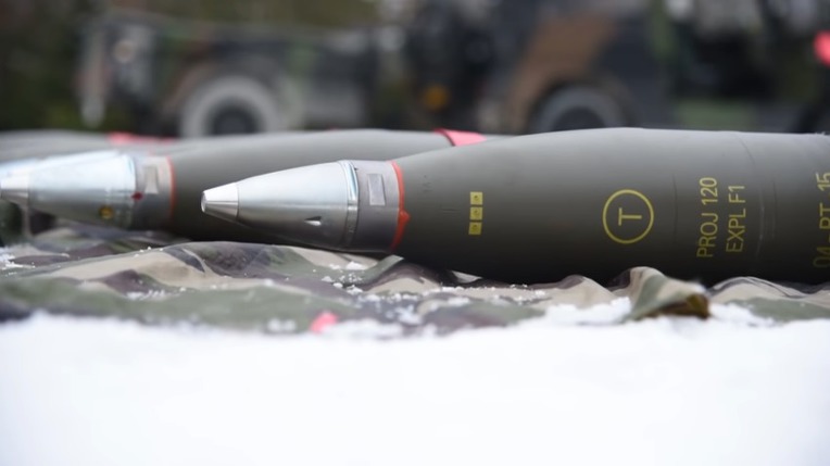 프랑스군의 120mm M327 박격포 사격 훈련 - French Army 120mm M327 Mortar crew firing military exercises